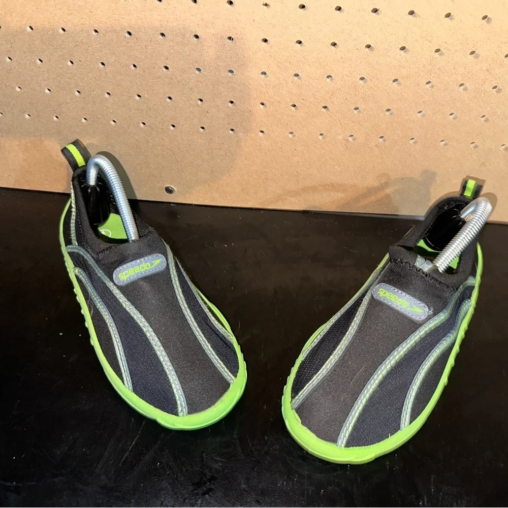 SLIP ON WATER SHOES SPEEDO Black w/LIME GREEN KIDS Med. Size 2/3